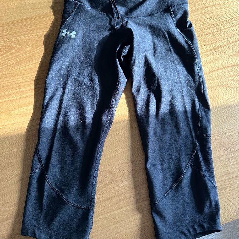 Under Armour Black Leggings with Stretchy Fabric and Capri Length